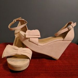 Torrid Size 9W Beige High Wedge